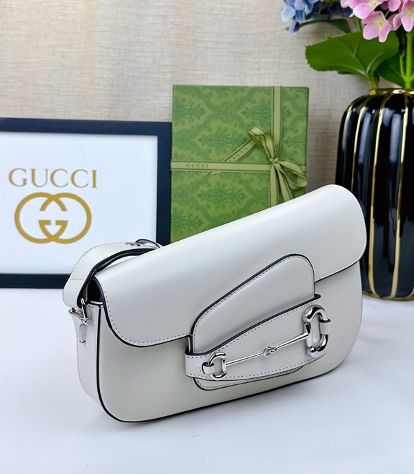 激安グッチバッグコピー背面デザイン